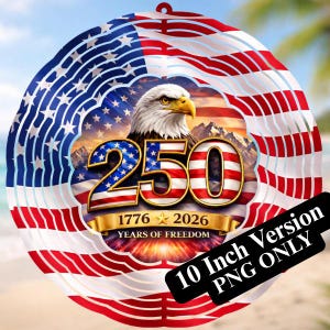 Puede incluir: Un adorno patriótico para colgar, de 25 cm de diámetro, con el diseño de la bandera estadounidense. Presenta rayas rojas y blancas, estrellas azules, un águila, el número 250 y el texto "1776-2026 Years of Freedom."
