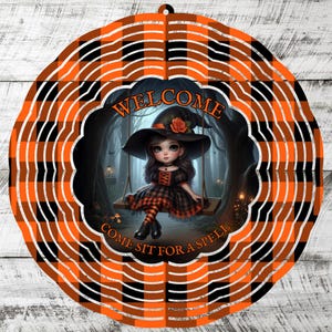 Könnte beinhalten: Runde Halloween-Dekoration mit einem orangefarbenen, schwarzen und weißen Karomuster. In der Mitte befindet sich eine Cartoon-Hexe auf einer Schaukel mit den Worten "WELCOME" und "COME SIT FOR A SPELL". Die Hexe trägt einen schwarzen Hut mit einer Rose.