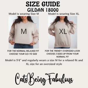 Peut inclure: Un guide des tailles pour les sweatshirts Gildan 18000. Le guide montre deux mod&egrave;les portant des tailles M et XL. Le texte explique les options d'ajustement : coupe normale d&eacute;contract&eacute;e ou look surdimensionn&eacute; tendance. La marque "Cats Being Fabulous" est en bas.