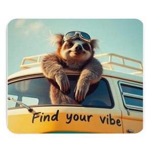 Pode incluir: Um tapete de rato retangular com uma preguiça castanha a usar óculos de aviador, debruçada na janela de uma carrinha amarela. A carrinha tem um tejadilho e o texto Find your vibe impresso em letras pretas no painel frontal.