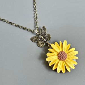 Collier de médaillon Daisy Butterfly - Collier en marguerite jaune, Bijoux en fleurs, Bijoux nature, Bijoux floraux, Bijoux papillon, Botanique