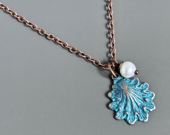Collana piccola conchiglia - Gioielli oceanici, gioielli da spiaggia, rame, acqua, perla, gioielli Patina, regalo per donna, ragazza, compleanno, matrimonio in spiaggia
