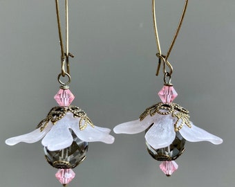 Orecchini a forma di fiore - Lucite, cristallo, dalia, rosa e grigio, gioielli floreali, gioielli floreali, gioielli botanici, regalo per donna, regalo per moglie