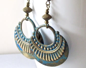 Pendientes de aro angustiados - Pendientes boho, adornados, pendientes de latón, boho, joyería boho, angustiados, pendientes azules, joyas de pátina