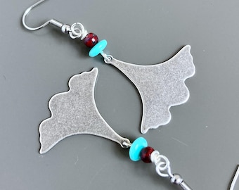 Silberne Ginkgo Ohrringe - Türkis und Rot, Ginkgo Blatt, Blatt Schmuck, Botanischer Schmuck, Natur Geschenk, Geschenk für Frau, Geburtstagsgeschenk