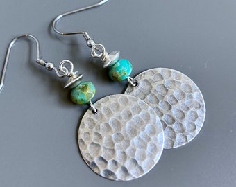 Pendientes de disco martillado de plata - Pendientes Boho, turquesa y plata, pendientes ligeros, pendientes circulares, regalo para mujer, cumpleaños