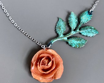 Konservierte Rose Halskette - Aprikose, Echte Blumen Halskette, Grünspan Patina, Floraler Schmuck, Blatt Halskette, Botanischer Schmuck, Geschenk für Frau