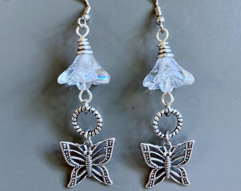 Orecchini a farfalla con fiori - Gioielli naturali, Orecchini a fiore, Gioielli botanici, Regalo da giardino, Gioielli da giardino, Cristallo trasparente, Regalo a farfalla