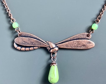 Collana di libellula in rame - Verde, gioielli con libellula, gioielli naturali, regalo per donna, festa della mamma, compleanno, regalo con libellula