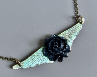 Collar de alas y flores: joyería de pájaro, ala de ángel, joyería botánica, gótica, flor negra, joyería floral, turquesa y negro, regalo