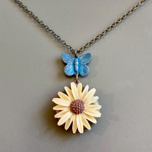 Daisy Schmetterling Medaillon Halskette - Creme Gänseblümchen Halskette, Messing Halskette, Blumen Schmuck, Natur Schmuck, Floral Schmuck, Schmetterling Schmuck
