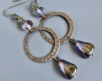 Aros de latón morado - Cristal de amatista, pendientes en forma de lágrima, pendientes ligeros, pendientes checos, regalo para mujer, cumpleaños