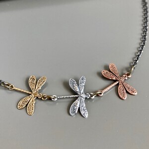 Gemengde metalen libel ketting - kleine libel ketting, natuur sieraden, natuur ketting, libel cadeau, natuur cadeau, cadeau voor vrouw