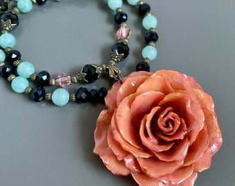 Grande collana di rose reali - Rosa pesca, collana di dichiarazione, collana di fiori, gioielli di fiori veri, gioielli naturali, gioielli botanici