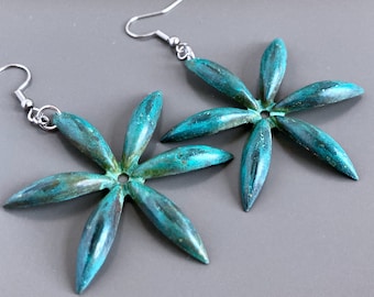 Pendientes de flores grandes - Verdigris Patina, Pendientes ligeros, Joyería floral, Joyería botánica, Regalo para mujer, Regalo de cumpleaños