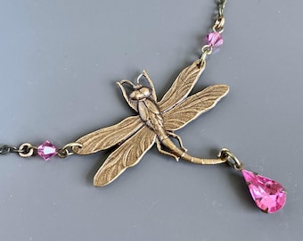 Collar de libélula - Rosa, Joyería de libélula, Latón, Joyería de la naturaleza, Regalo de la naturaleza, Regalo para mujer, Regalo de libélula, Regalo de cumpleaños