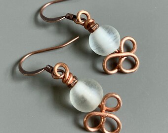 Piccoli orecchini bianchi - Filo di rame lavorato, satinato, piccoli, delicati, regalo per donna, adolescente, compleanno, Natale, collega