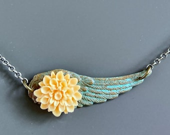 Collar de alas - Pátina de cardenillo, collar de flores, joyería floral, collar de aves, joyería botánica, joyería natural, ala de ángel, regalo para mujer