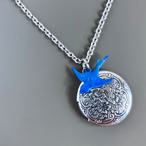 Blue Bird Medallet Collar - Collar de medallón pequeño, medallón de plata, collar de recuerdo, regalo para mujer, cumpleaños, graduación, aniversario