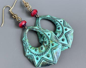 Pendientes de aro con pátina ornamentada: pendientes bohemios, joyas con pátina, joyas bohemias, regalo para mujer, regalo para amiga, regalo para compañera de trabajo, regalo de cumpleaños