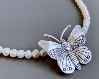 Butterfly Necklace - Pearl Necklace, Nature Jewelry, Wedding Jewelry, Nature Gift, Gift for Woman, Birthday Gift, Mom Gift, Butterfly Gift