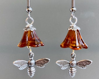 Pendientes de abeja - joyería de abejas, abeja, abejorro, joyería de la naturaleza, pendientes de flores, joyería botánica, vidrio ámbar, regalo de jardín, joyería de jardín