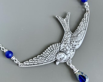 Collar de pájaro plateado con cuentas azul cobalto - Joyería de pájaros, golondrina, joyería de la naturaleza, regalo para mujer, pájaro grande, regalo para amantes de las aves