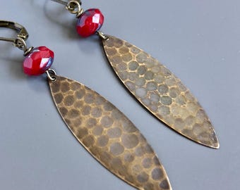 Orecchini Boho - Orecchini martellati, orecchini leggeri, orecchini rosso mirtillo, orecchini lunghi, regalo per donna, regalo per amica, orecchini cechi