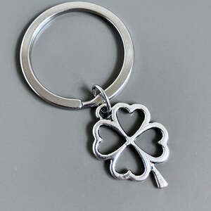 Portachiavi portafortuna con quadrifoglio portafortuna a forma di quadrifoglio, con ciondolo scintillante a forma di trifoglio, per donne, regalo per San Patrizio irlandese (1 pz