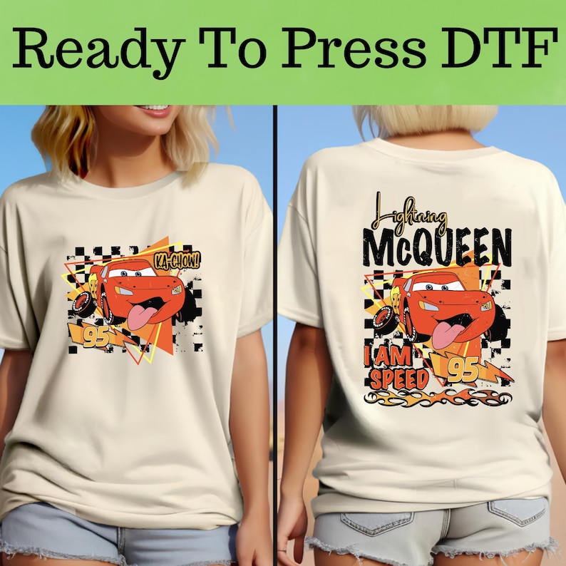 Puede incluir: Camisetas color crema con una imagen de dibujos animados de Rayo McQueen de la pel&iacute;cula Cars. La parte delantera de la camiseta tiene el texto "Ka-Chow!" y el n&uacute;mero 95. La parte trasera de la camiseta dice "Lightning McQueen" y "I am speed".