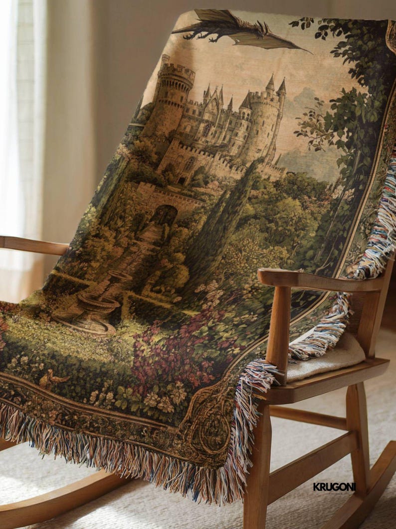 Pode incluir: Uma manta tecida com uma cena detalhada em estilo de tape&ccedil;aria de um castelo de pedra, um jardim exuberante com uma fonte e um drag&atilde;o voador. A manta tem uma borda decorativa e franjas, disposta sobre uma cadeira de balan&ccedil;o de madeira.