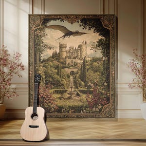 Pode incluir: Uma grande impress&atilde;o de arte de parede retangular com uma ilustra&ccedil;&atilde;o detalhada de um castelo de pedra rodeado por jardins exuberantes, uma fonte central e um drag&atilde;o a voar, emoldurada por uma borda escura ornamentada, ao lado de uma guitarra ac&uacute;stica de madeira clara.