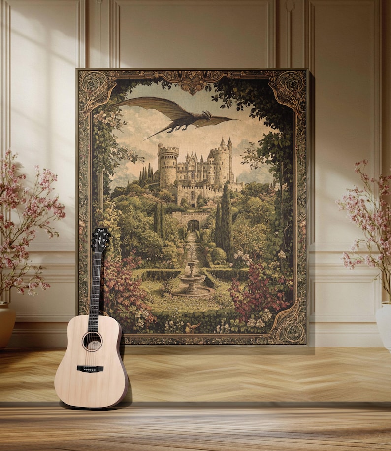 Pode incluir: Uma grande impress&atilde;o de arte de parede retangular com uma ilustra&ccedil;&atilde;o detalhada de um castelo de pedra rodeado por jardins exuberantes, uma fonte central e um drag&atilde;o a voar, emoldurada por uma borda escura ornamentada, ao lado de uma guitarra ac&uacute;stica de madeira clara.