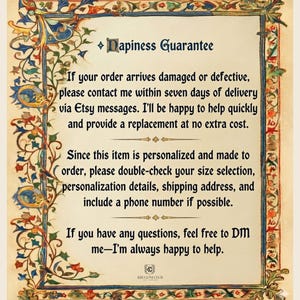 Pode incluir: Um documento retangular com uma borda floral decorativa e colorida em azul, vermelho e verde. O texto diz: Napiness Guarantee. Se o seu pedido chegar danificado ou com defeito, entre em contato comigo dentro de sete dias ap&oacute;s a entrega.