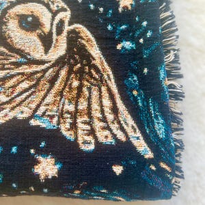 Book Lover Fantasy Blanket – Wizard Magic Inspired Throw, Dark Academia Castle Owl Tapestry, Gothic Literary Decor afbeelding 9