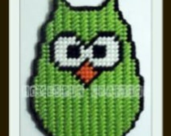 7 count Plastic canvas pdf pattern Green owl magnet refrigerator magnet Green yarn brown yarn black yarn white yarn digital download