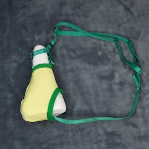 Puede incluir: Un protector de nariz amarillo con ribetes verdes y correas ajustables. El protector de nariz está hecho de un material suave y flexible y está diseñado para proteger la nariz de lesiones.