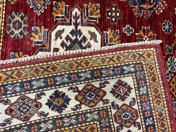 美しい部族の幾何学模様の赤いラグ、手編みウールのオリエンタルラグ