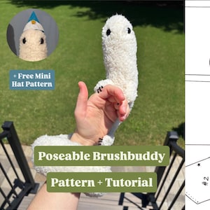 Puede incluir: Un juguete de peluche blanco con ojos negros y una estructura articulada, con el texto Poseable Brushbuddy Pattern + Tutorial y + Free Mini Hat Pattern. El juguete se muestra en un recuadro circular con un sombrero puntiagudo azul y blanco.