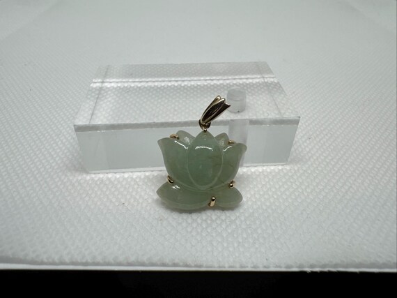 14k Yellow Gold Carved Light Green Jadeite Jade Lotus Flower Leaf Pendant