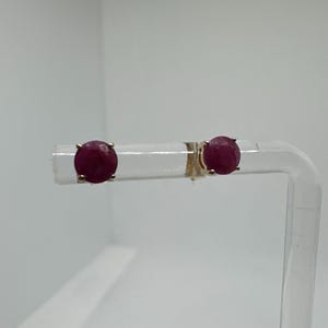 Pendientes de oro amarillo de 10k con rubíes rojos/rosas, solitarios redondos, engastados en cesta, estilo vintage.