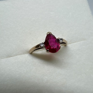 Anello da donna in oro giallo 10 carati con rubino rosso e topazio bianco, misura 7.5, 2,37 g