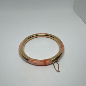 Vintage 14k Yellow Gold & Coral Hinged Etched Bangle Bracelet, 585, 7”, 20.3g