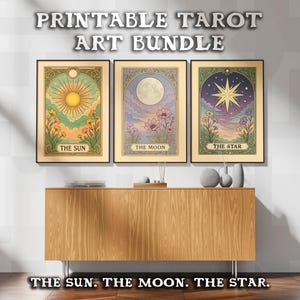Può includere: Tre stampe artistiche di tarocchi incorniciate raffiguranti Il Sole, La Luna e La Stella. Ogni stampa presenta un design unico con colori vivaci ed elementi botanici. Il testo "PRINTABLE TAROT ART BUNDLE" è in alto e "THE SUN. THE MOON. THE STAR." in basso.