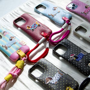 Coque de portable en similicuir avec chien brodé pour iPhone 12-16 - Design tendance, plusieurs couleurs