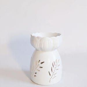 Difusor de aromas de cerámica blanca con forma de hoja tallada – Calentador de velas