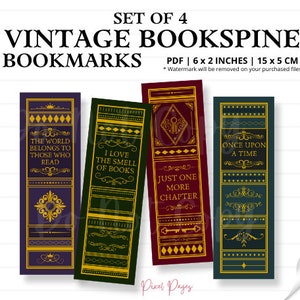 Op de afbeelding: Set van vier printbare vintage boekrug-bladwijzers. Elke bladwijzer heeft een ander citaat over boeken, waaronder "De wereld behoort toe aan degenen die lezen", "Ik hou van de geur van boeken", "Nog maar één hoofdstuk" en "Er was eens". De bladwijzers zijn ontworpen in een goud-burgundy kleurenschema met ingewikkelde details.