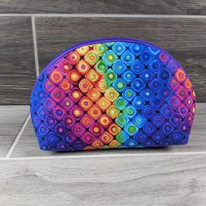 Bolsa mediana con cremallera de cuadrados arcoíris