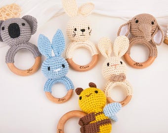 Grzechotka w kształcie zwierzątka z imieniem dziecka, spersonalizowany prezent na baby shower, grzechotka w kształcie zwierzątka robiona na szydełku, spersonalizowana drewniana grzechotka w kształcie zwierzątka, prezent dla noworodka, prezent dla siostrzeńca