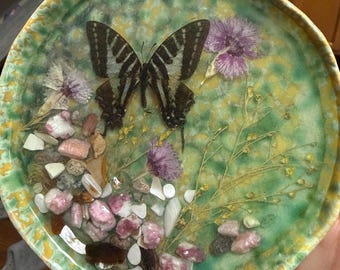 Precioso plato que se puede usar como joyero o para guardar cristales. Uno tiene incrustaciones de turmalina rosa y el otro, de ojo de tigre rojo.